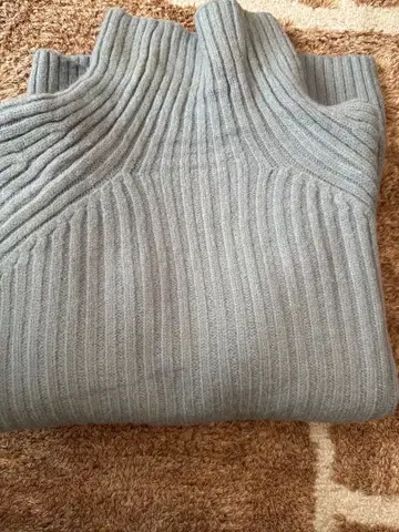 스카이블루 리브 하이넥 스웨터