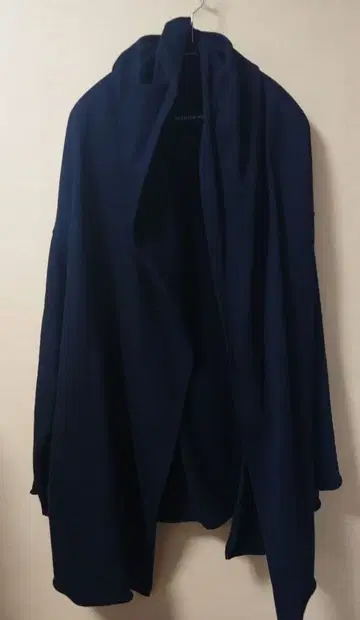 [ 새상품급 ] 미즈이로 인드 맨투맨 후드 부착 드레이프 가디건 블랙