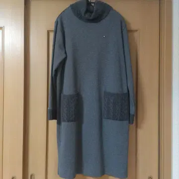 아놀드 파머의 이소재 콤비 원피스