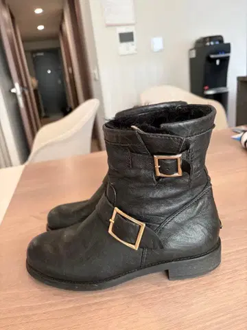 지미추 보아 블랙 가죽 숏부츠 버클 포함
