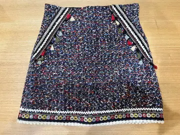 장식 포함 네이비 계열 미니 스커트