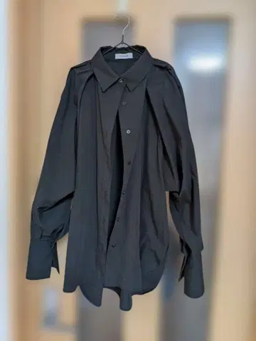 블랙 드레이프 디자인 긴팔 셔츠