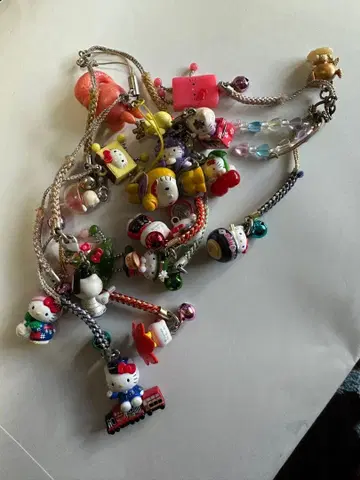 지역 한정 키티 스트랩 컬렉션 20개 이상