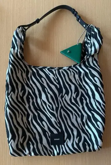 누에르 nouer 제브라 패턴 숄더백 참 포함
