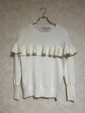 새상품 나르시스 가슴 프릴 펄 니트 화이트 프릴 상의