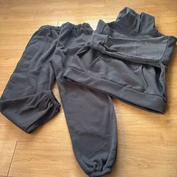 다크 그레이 후드 부착 맨투맨 셋업