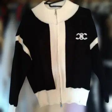 지퍼 블랙 화이트 긴팔 스웨터