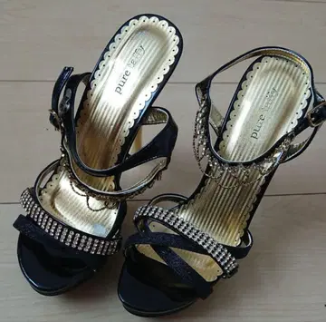 블랙 스톤 장식 하이힐 샌들