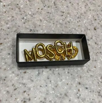 MOSCHINO 골드 알파벳 브로치