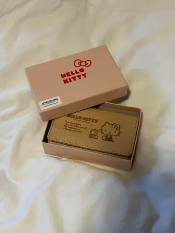 HELLO KITTY 엠보싱 가공 지갑 박스 포함