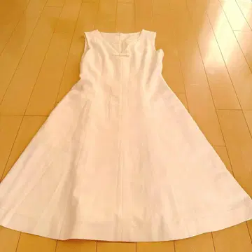 르네 화이트 슬리브리스 A라인 원피스