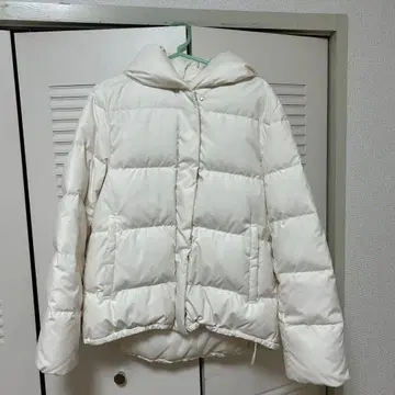 후드 부착 화이트 다운 자켓
