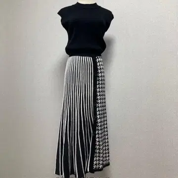 슬리브리스 니트 원피스 블랙 화이트 스트라이프