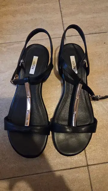 REZOY 블랙 스트랩 샌들 M