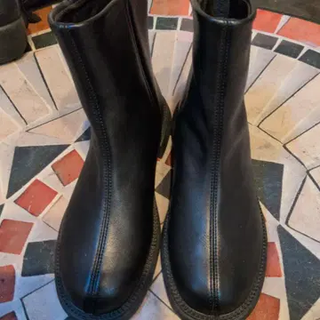 지퍼 달린 블랙 숏부츠