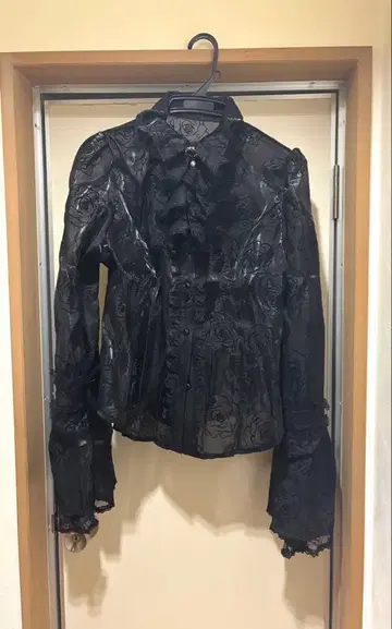 hyde 착용 벨 슬리브 셔츠 & 리본 타이 if 라르크