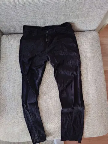 BOSS 블랙 팬츠 사이즈 46