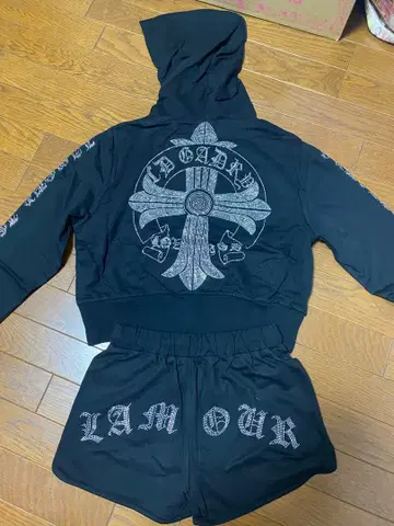 크로스 모티브 반짝이는 후드티와 숏팬츠 세트 블랙 미사용 새상품