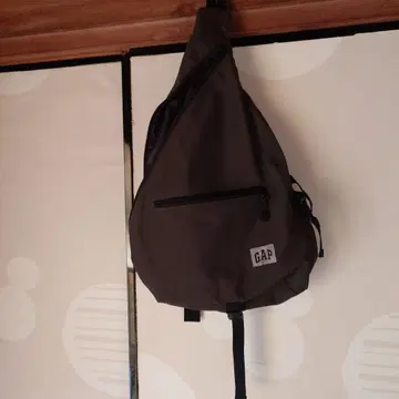GAP 다크 그레이 슬링 백