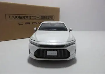 도요타 크라운 세단 화이트 컬러 샘플