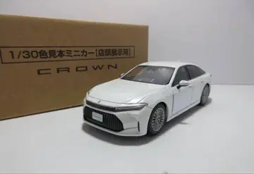 도요타 크라운 세단 화이트 컬러 샘플