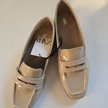 [ 미사용 새상품 ] ZARA 베이지 에나멜 로퍼 38