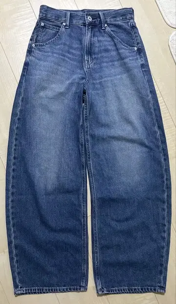 유니클로 배기 커브 청바지 23