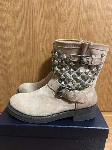 Ash boots 38 (스터드 장식 베이지 스웨이드 부츠)