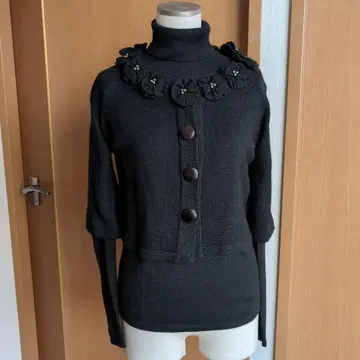 블랙 플라워 모티브 터틀넥 가디건 앙상블