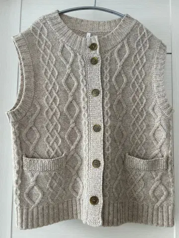 HIYORI 베이지 케이블 니트 슬리브리스 베스트