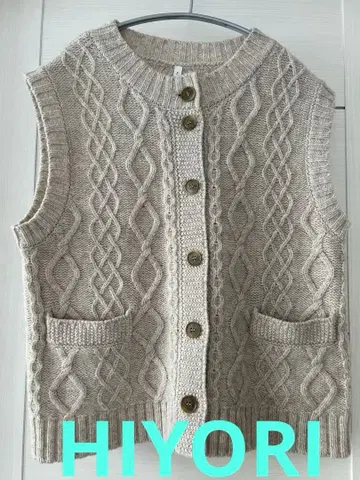 HIYORI 베이지 케이블 니트 슬리브리스 베스트