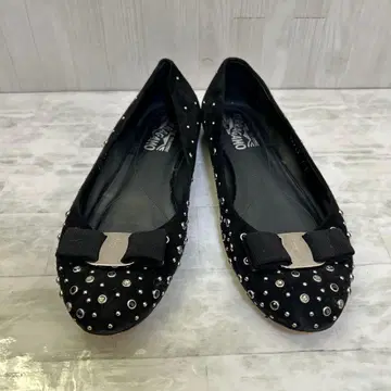 외관 새상품급 Ferragamo 블랙 스터드 발레 슈즈 24cm