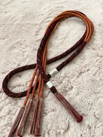 미사용 허리띠 진홍색과 장식끈