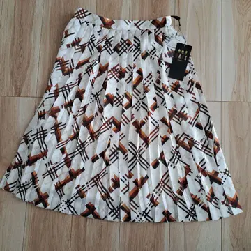 새상품급 DAKS 플리츠 스커트 올 패턴 화이트 브라운 M