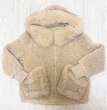 베이지 후드 부착 무스탕 코트