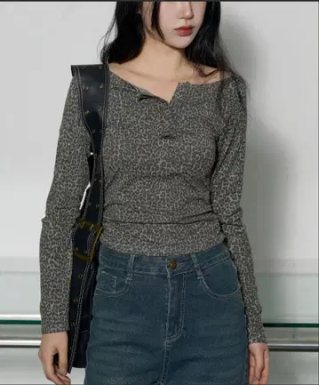 레오파드 소매 셔링 버튼 크롭 T