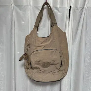 키플링 베이지 프론트 포켓 부착 키링 부착