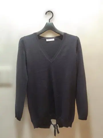 다크 네이비 V넥 스웨터