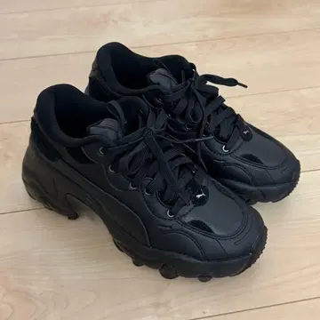 푸마 블랙 스니커즈 통굽