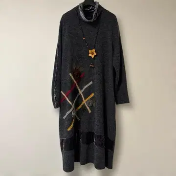 다크 그레이 꽃무늬 자수 터틀넥 원피스