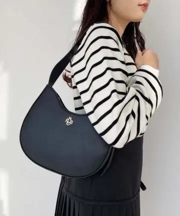 NICE CLAUP 엠블럼 부착 호보 백 블랙