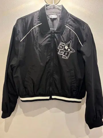 블랙 자켓 별 모양 로고 부착