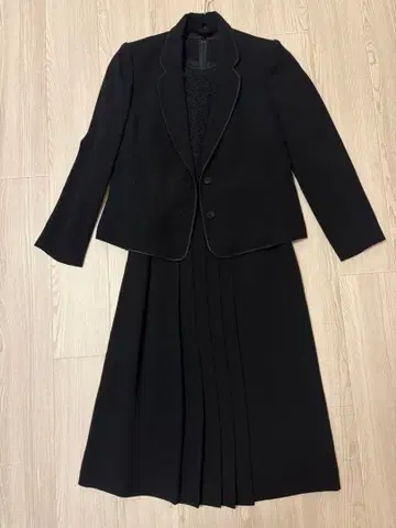 블랙 수트 자켓과 드레스 세트 도쿄 이긴 시본