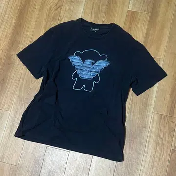 EMPORIO ARMANI 네이비 T셔츠 입체 로고 곰 디자인 자수