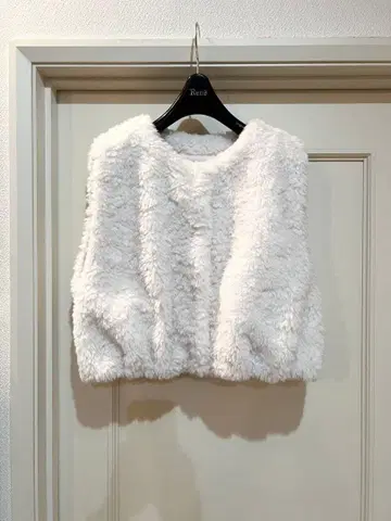 새상품급 투모로우랜드 Ballsey 랜덤 퍼 숏 베스트