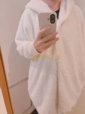 화이트 플리스 후드 부착 룸웨어