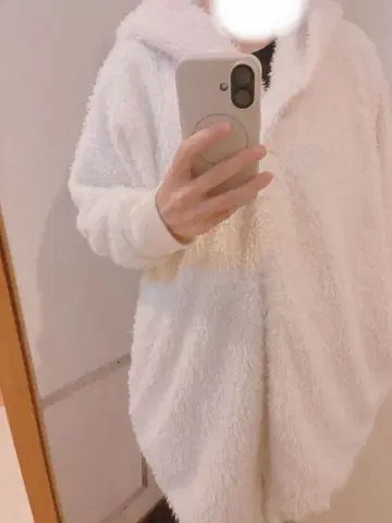 화이트 플리스 후드 부착 룸웨어