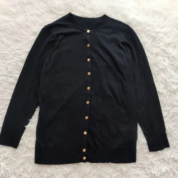 최근 모델 뮤즈 두지엠 클라세 크루넥 가디건 골드 버튼