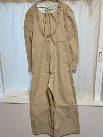 고스펠 뒤 프릴 장식 백 오픈 점프수트