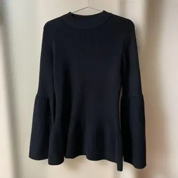 ELIN 블랙 플레어 슬리브 니트